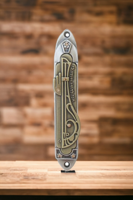 Boîtier de mézouza en forme de harpe parsemé de pierres précieuses, ton laiton