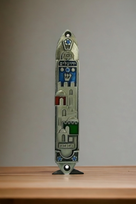 Un boîtier de mézouza dans la conception d'un relief coloré de Jérusalem