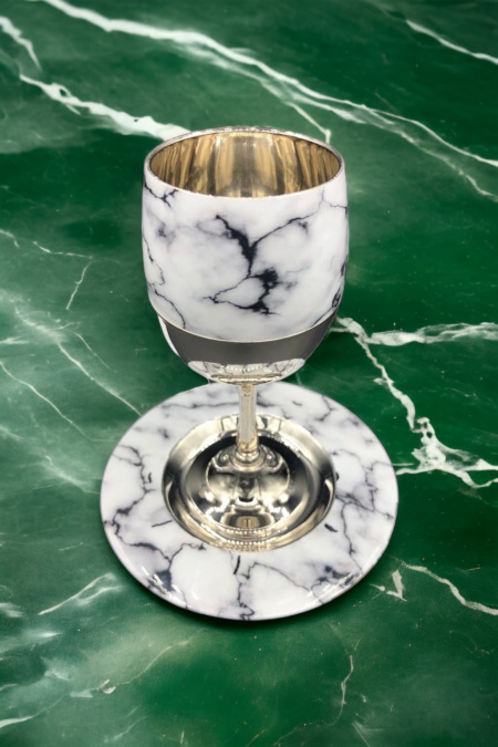 Verre de Kidoush avec pied, imitation marbre blanc 14,5 cm