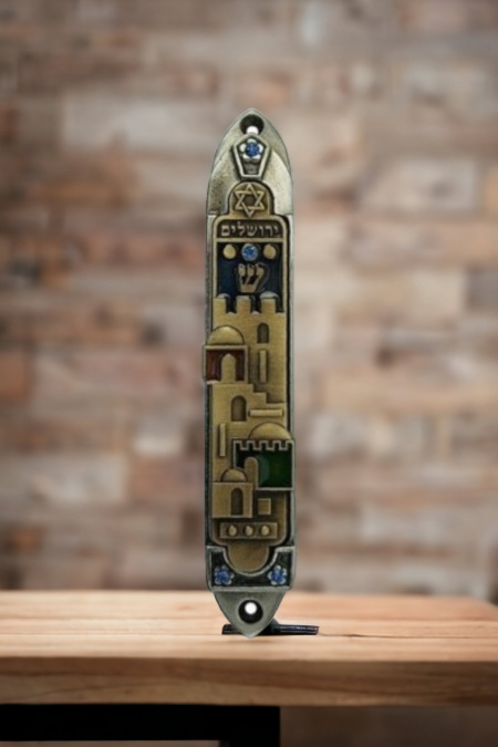 Un boîtier de mézouza dans la conception d'un relief coloré de Jérusalem