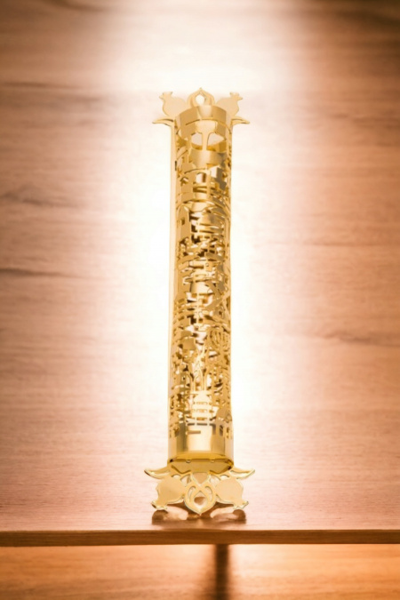 Un boîtier de mézouza au design de Jérusalem plaqué d'or véritable 24 carats