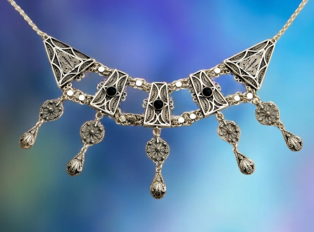 COLLIER EN ARGENT PUR INCRUSTÉ DE PIERRES D'ONYX + LONGUES BOUCLES D'OREILLES EN ARGENT PUR INCRUSTÉES DE PIERRES D'ONYX 