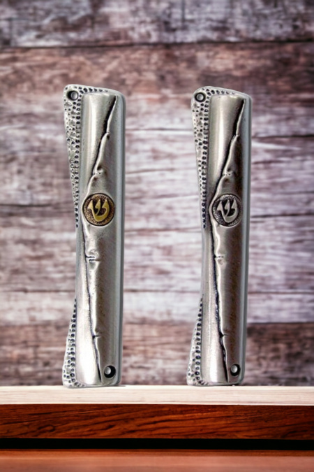 Lot de 2 Boîtiers de mézouzot originaux, une pièce plaquée laiton et une seconde en plaqué argent