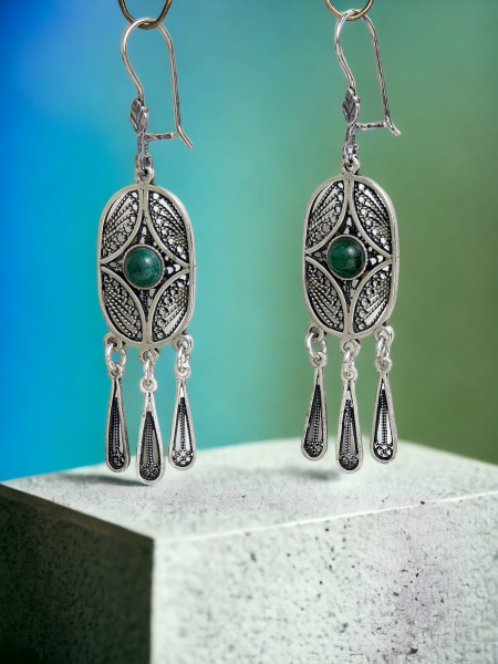 עגילי כסף טהור עם תליות עלים משובצים באבני חן