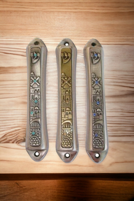 Lot de 3 boîtiers de Mézouzot dans la conception du relief de Jérusalem, parsemés de pierres précieuses