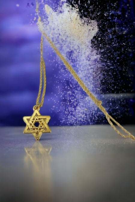 COLLIER OR 24 CARATS AVEC UNE ÉTOILE DE DAVID À L'INTÉRIEUR D'UNE ÉTOILE DE DAVID  