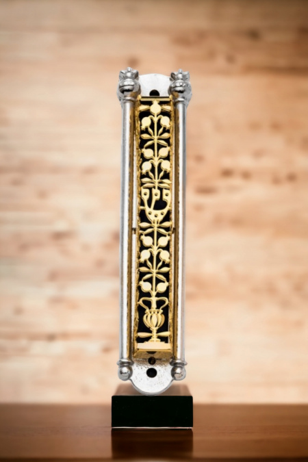 Un boîtier de Mézouza aux motifs de grenades entre autre, combiné d'or et d'argent, recouvert d'argent véritable 