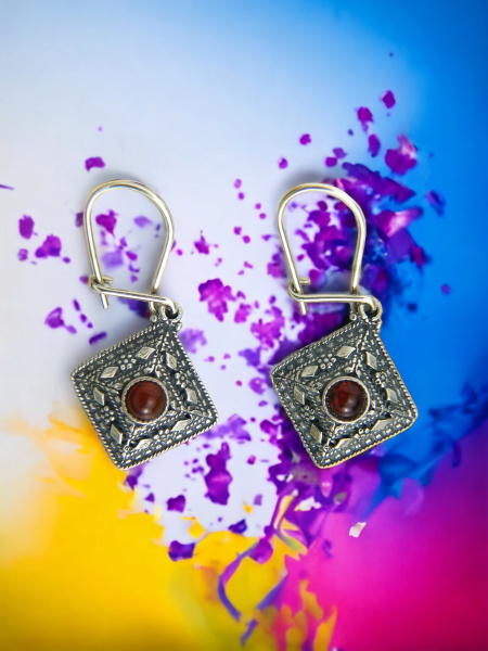 עגילי כסף משובצים באבן גרנט בדוגמת ריבוע קטן