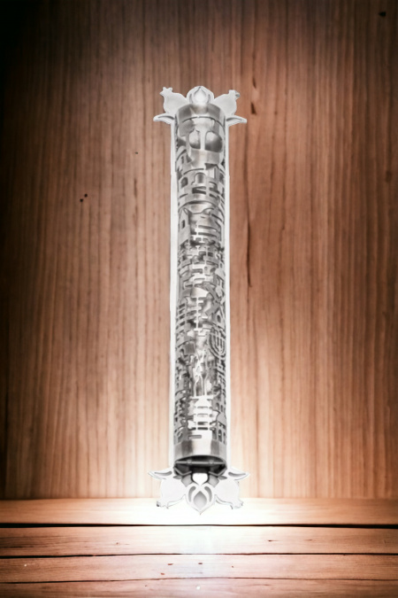 Un boîtier de mézouza au design de Jérusalem plaqué d'argent véritable 