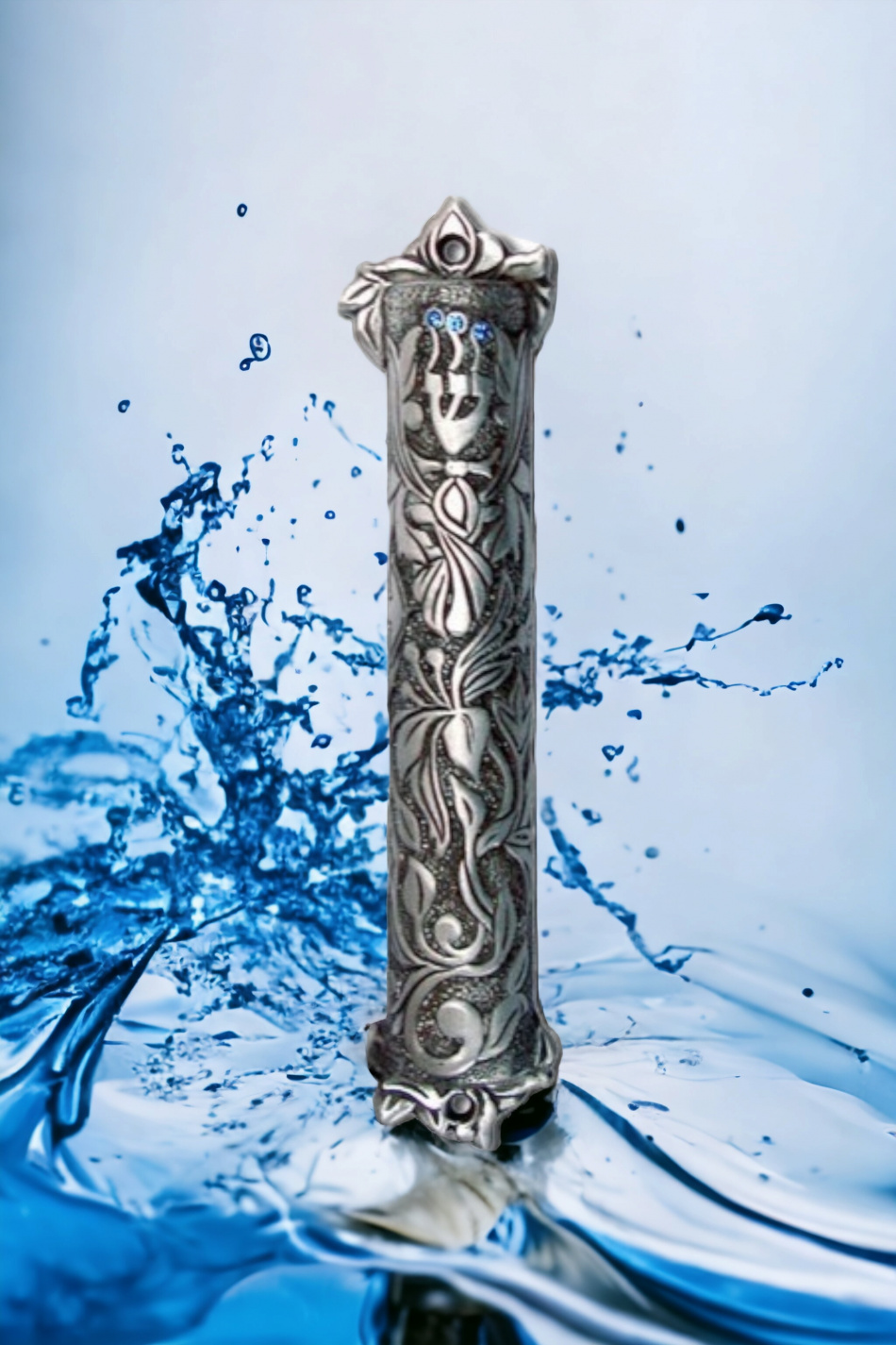 Boîtier de mézouza à décors de fleurs incrusté de pierres précieuses