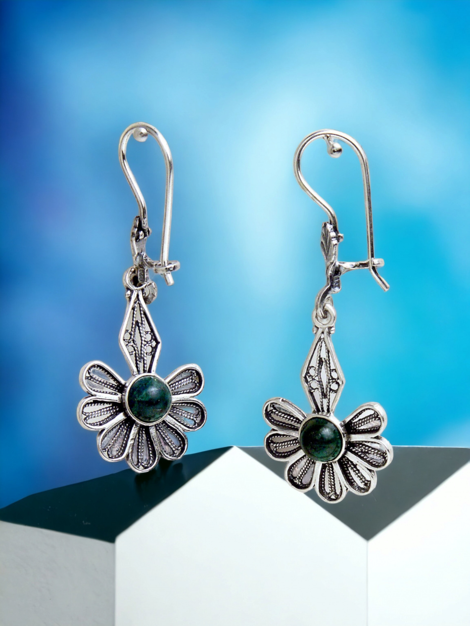 עגילים מכסף טהור בדוגמת פרח משובצים באבני חן אזורית