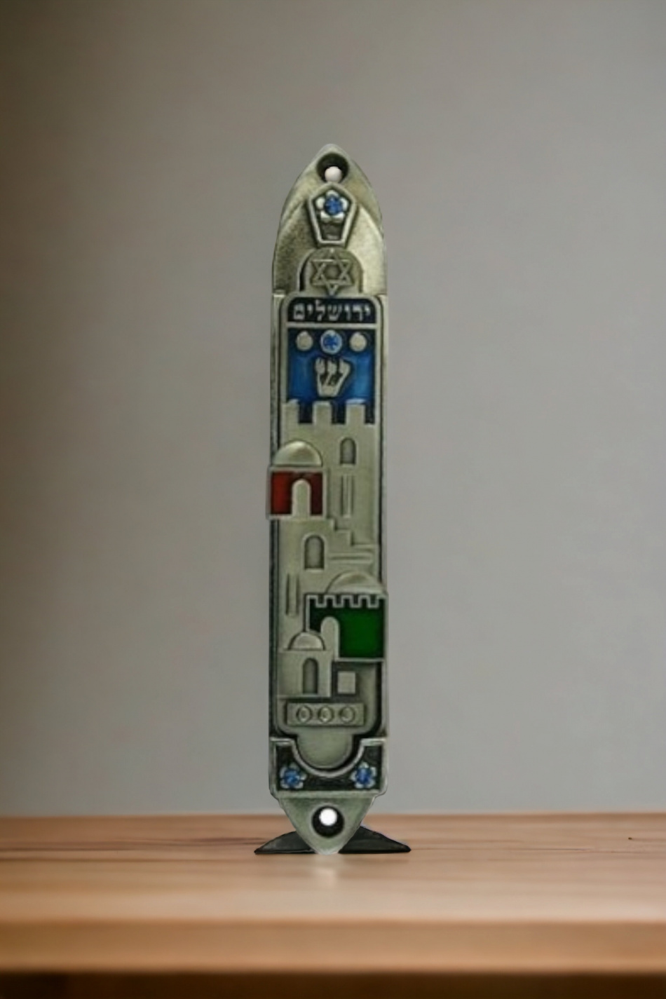 Un boîtier de mézouza dans la conception d'un relief coloré de Jérusalem