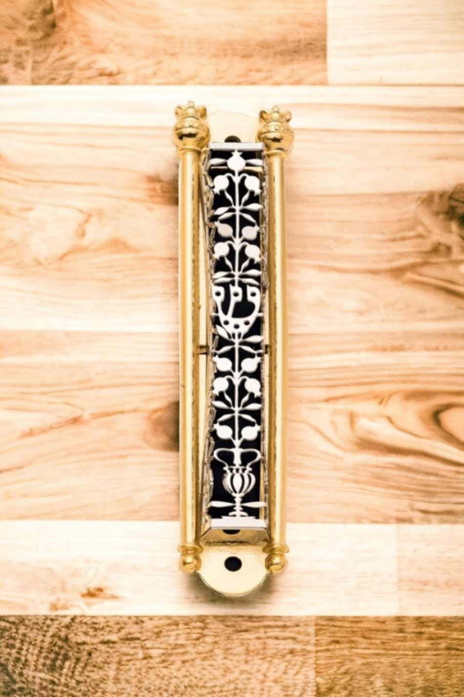 Un boîtier de Mézouza aux motifs de grenades entre autre, recouvert d'or 24 carats