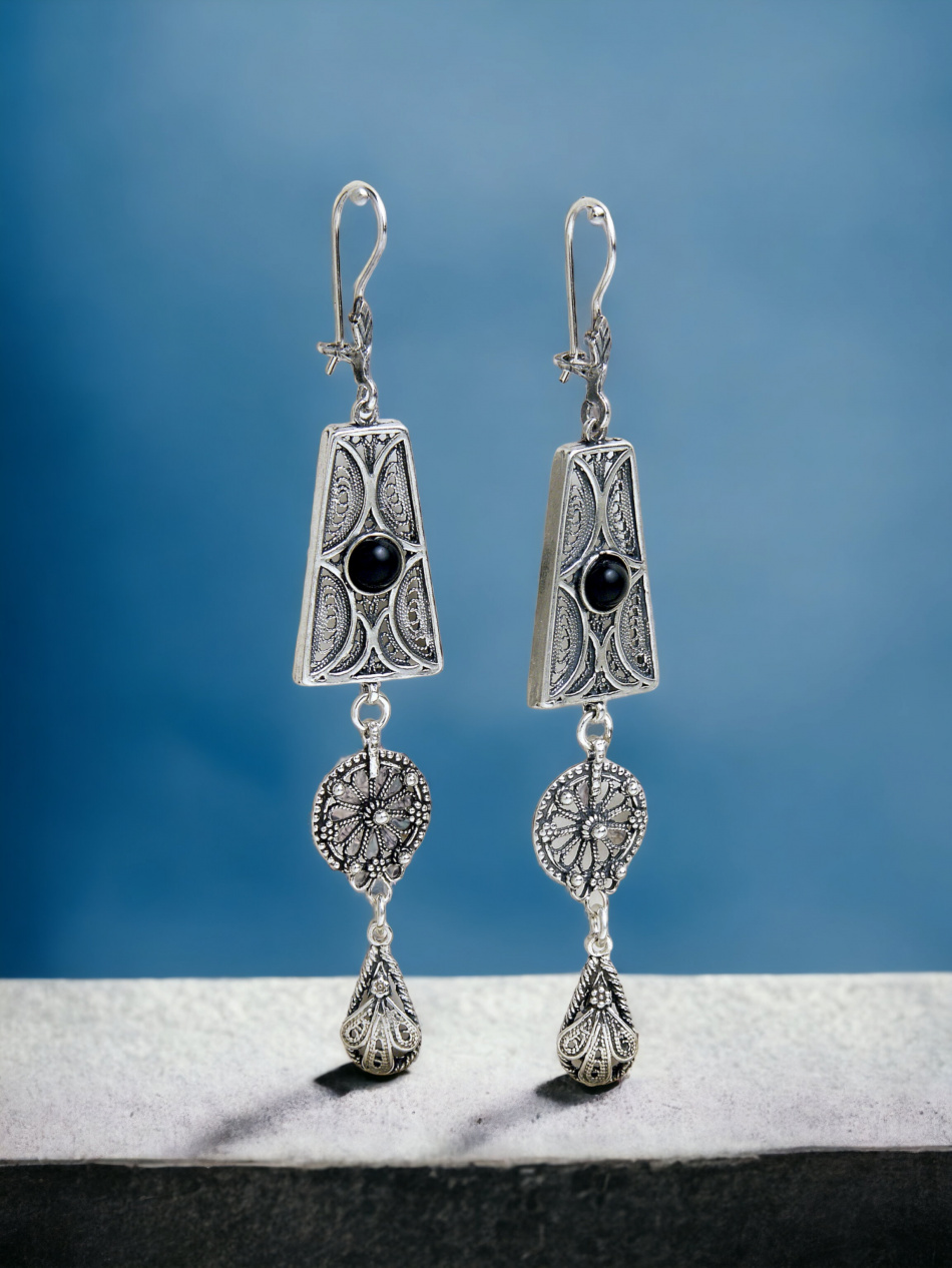 COLLIER EN ARGENT PUR INCRUSTÉ DE PIERRES D'ONYX + LONGUES BOUCLES D'OREILLES EN ARGENT PUR INCRUSTÉES DE PIERRES D'ONYX 