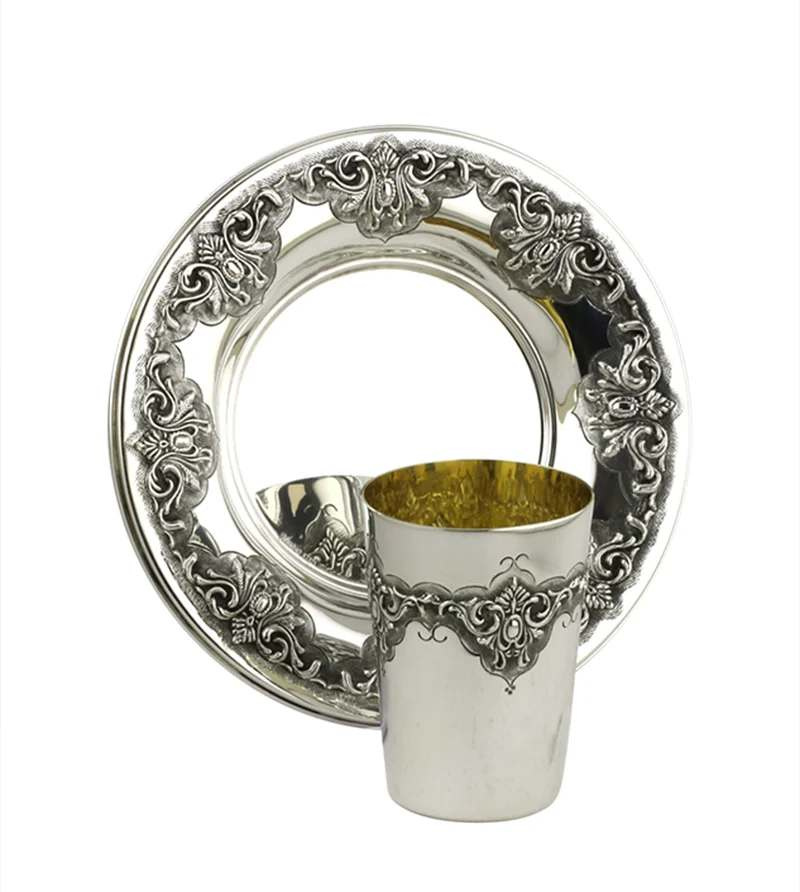 Une tasse et une assiette de kiddouch fabriquées en argent sterling 925 