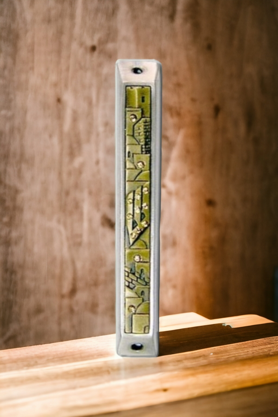 Boîtier de mézouza dans la conception du relief de Jérusalem, incrusté de pierres précieuses 