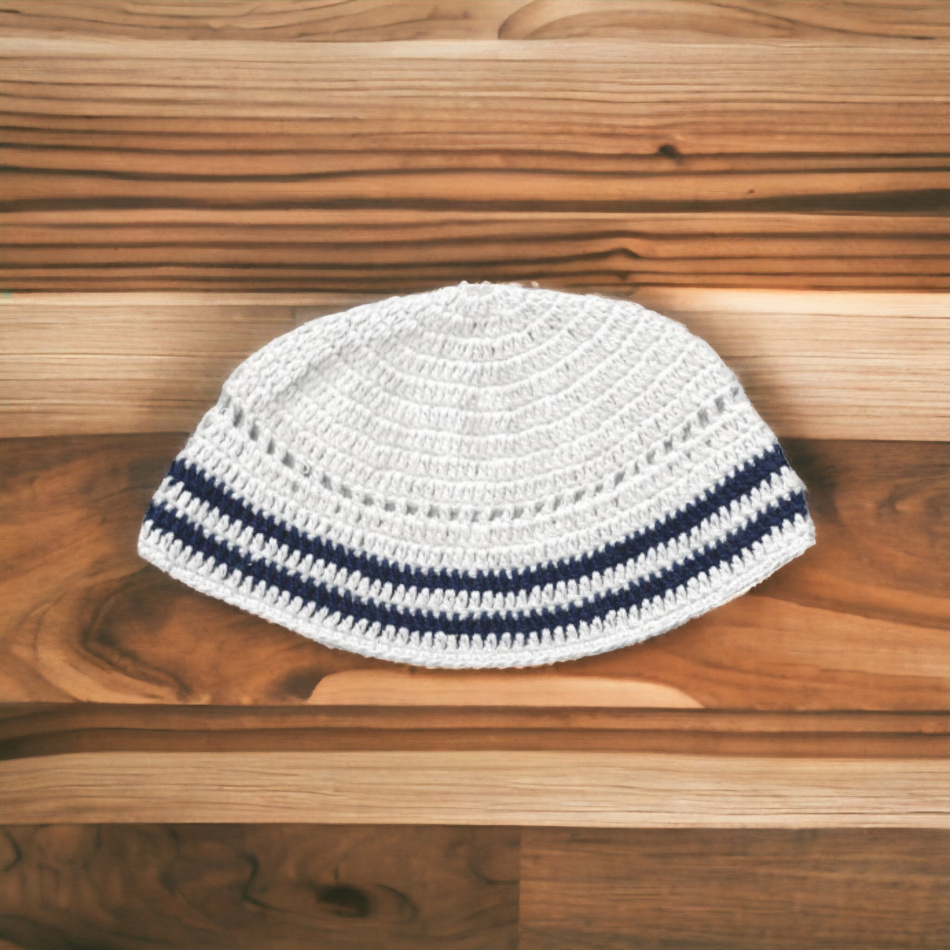 KIPPA TRICOTÉE BLANC RAYURES NOIRES 11×22 cm