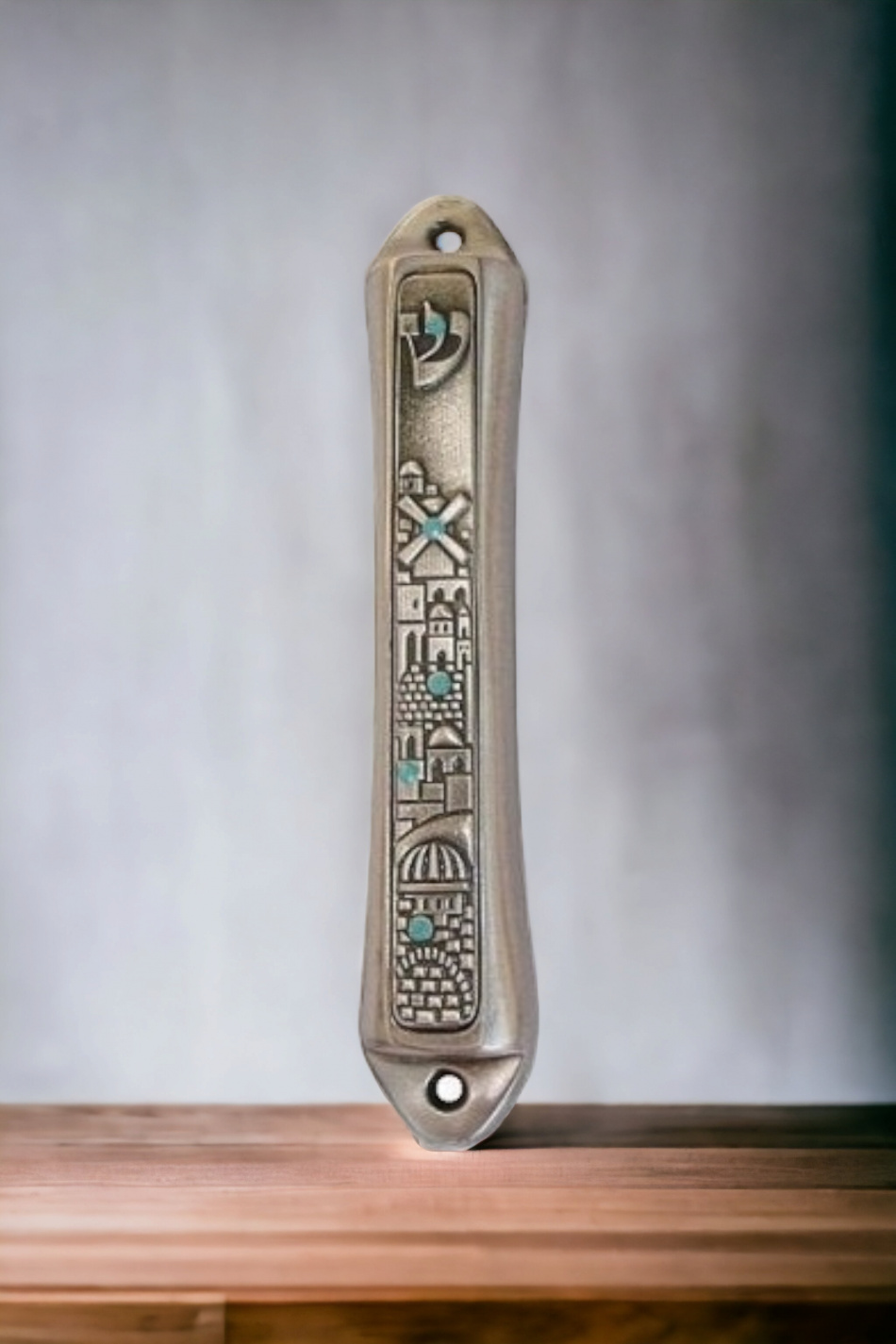 Boîtier de Mézouza dans la conception du relief de Jérusalem, parsemé de pierres précieuses 