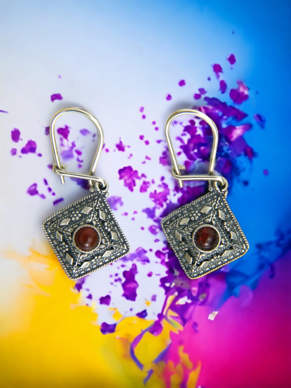 PURE SILVER EARRINGS INSERTED WITH A GARNET STONE IN A SMALL SQUARE PATTERN