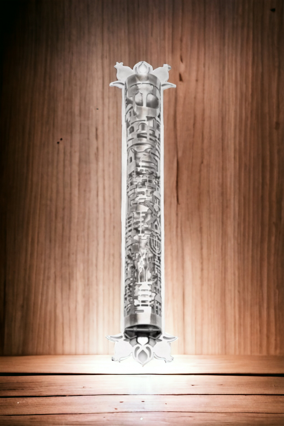 Un boîtier de mézouza au design de Jérusalem plaqué d'argent véritable 